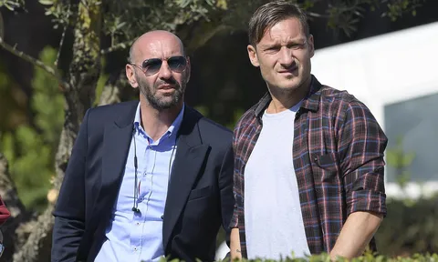 Totti nhăn mặt theo dõi Bầy sói tập luyện