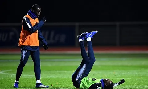 "Trai hư" của Barca ngã chổng vó trên sân tập tuyển Pháp