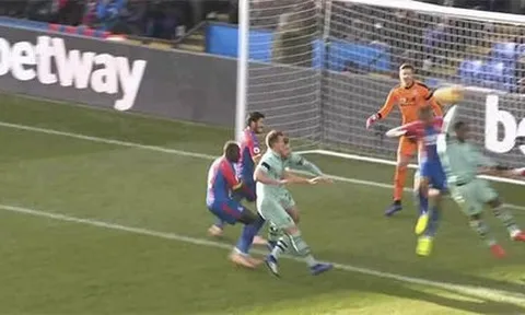Tranh cãi: Lacazette dùng tay chơi bóng trước khi Aubameyang ghi bàn?