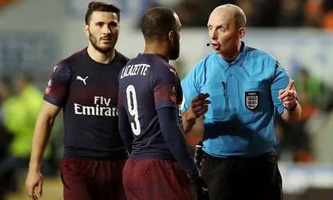 Tranh cãi với "khắc tinh" Mike Dean, Lacazette nhận được đồng cảm từ đồng đội