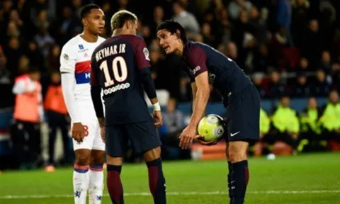 Tranh đá phạt với Neymar, Cavani đang tự đẩy mình khỏi PSG?