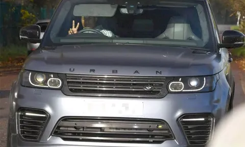 "Trẻ trâu" Rashford lái xe mới đến sân tập M.U