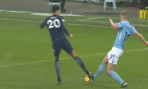 Triệt hạ De Bruyne, Dele Alli đáng bị đuổi khỏi sân