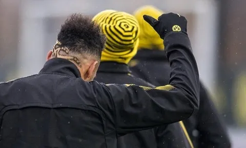 Trình làng tóc mới, Aubameyang 'quẩy' cực sung trên sân tập