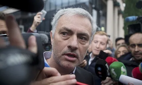 Trở lại Madrid, Mourinho bị vây kín vì cáo buộc trốn thuế