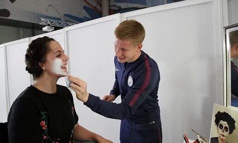 Trở lại Man City, De Bruyne & đồng đội học cách... trang điểm
