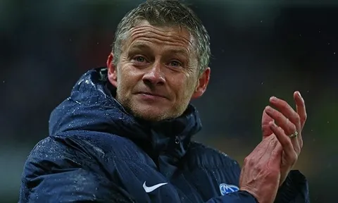 Trở lại Man Utd, Solskjaer làm điều bất ngờ với "huyền thoại sống" ở Carrington