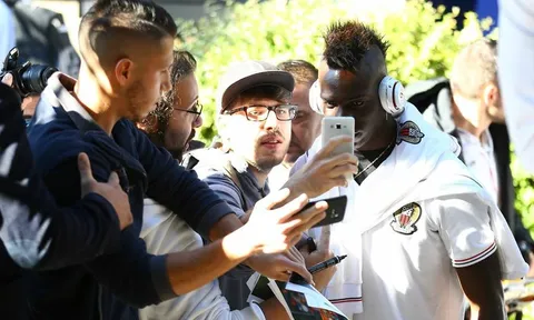 Trở về quê hương, Balotelli được fan nữ vây quanh