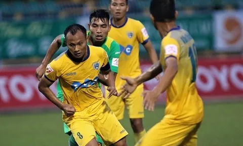 Trọng Hoàng “nhận quà” từ AFF ngay trên sân Thanh Hóa