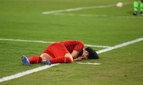 Trọng tài AFC chỉ lý do hậu vệ Mã đánh nguội Công Phượng vẫn thoát thẻ đỏ