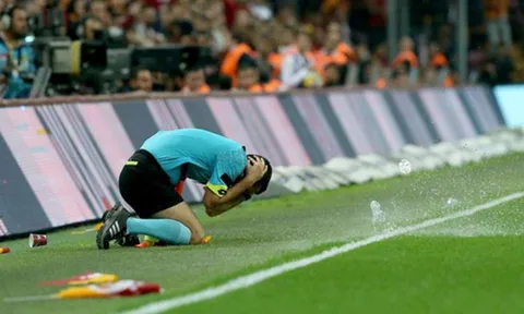 Trọng tài bị dội "bom nước" ở derby Istanbul