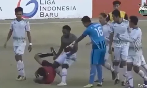 Trọng tài bị đá gục trên sân, bóng đá Indonesia hỗn loạn
