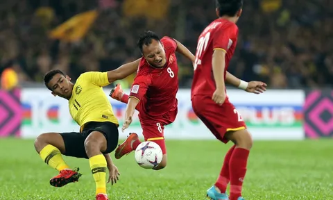 "Trọng tài không dám rút thẻ, ưu ái Malaysia"
