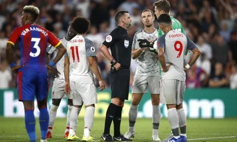 Trọng tài Oliver gây SỐC với một pha bóng trong trận Palace 0-2 Liverpool