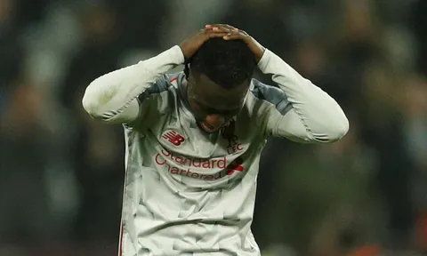 Trọng tài 'tặng' bàn thắng, Liverpool vẫn mất điểm tại thành London
