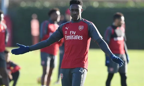 Trụ cột được "bật đèn xanh", Wenger có tung ra sân?