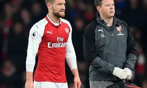 Trụ cột trở lại, Wenger vẫn không dám dùng