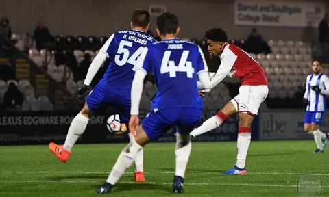 Trung vệ trẻ Arsenal tái xuất trong ngày thần đồng Nelson lại rực sáng