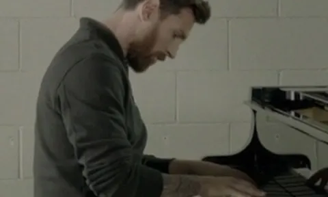 Trước thềm Champions League khởi tranh, Messi trổ tài chơi đàn piano