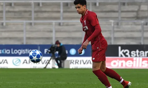 Truyền nhân 16 tuổi của Van Dijk sắp đi vào lịch sử Liverpool