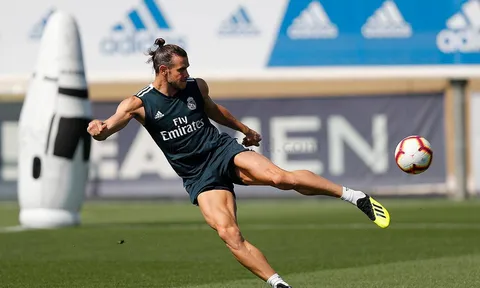'Truyền nhân' Ronaldo đọ tài volley với Bale trên sân tập