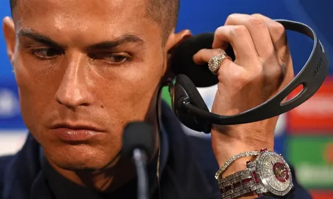 Truyền thông lóa mắt với đồng hồ toàn kim cương của Ronaldo