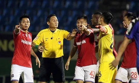 Nghịch lý V-League: Khi U23 Việt Nam xây, trọng tài... đi phá!