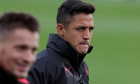 Tương lai chưa rõ, Sanchez và Ozil vẫn rất kiệm lời trên sân tập của Arsenal
