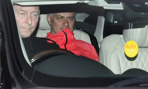 Tương lai đã quyết, Mourinho trở lại M.U với nụ cười bí ẩn