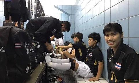 Tuyển Futsal Thái phải dùng toilet làm phòng thay đồ