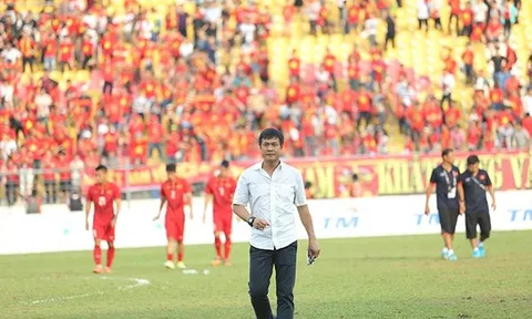 HLV Hữu Thắng thất bại: Cô đơn trên "ghế nóng"