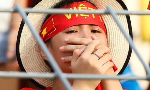Fan nghẹn ngào rơi lệ, ngày U22 Việt Nam cúi đầu rời SEA Games