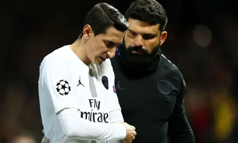UEFA vào cuộc vụ CĐV Man Utd 'ném chai' người cũ