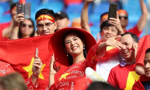 Ngập tràn sắc đỏ, CĐV Việt Nam sẵn sàng cháy hết mình trên sân Al Maktoum (UAE)