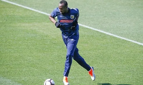 Usain Bolt khiêu chiến với truyền thông khi thử việc ở Australia