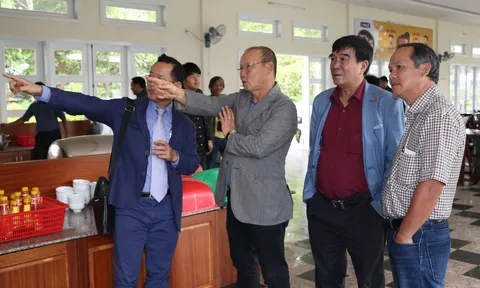 Bầu Đức "khoe" cơ ngơi Học viện HAGL với HLV Park Hang-seo