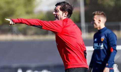 Valencia thăng hoa, HLV Marcelino vẫn 'quát tháo' học trò trên sân tập
