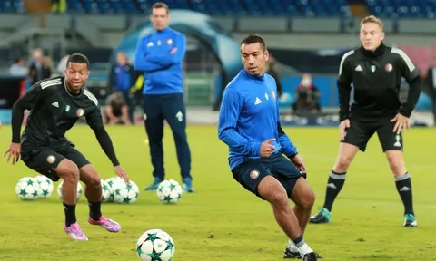 Van Bronckhorst cùng Feyenoord làm quen với mặt sân của Napoli