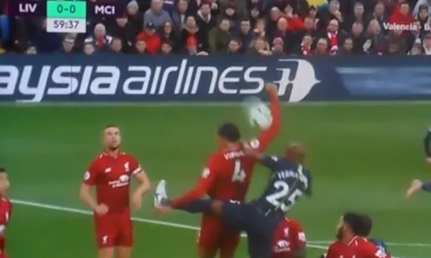 Van Dijk chơi 'bóng chuyền' trong vòng cấm; Mahrez đá bay ngôi đầu của Man City