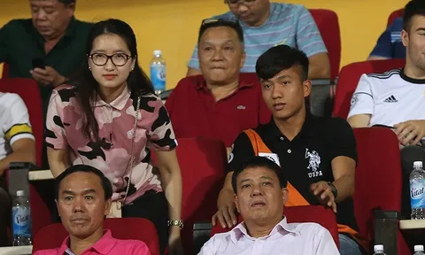 Phan Văn Đức ăn mặc sành điệu, buồn bã ngồi cạnh bạn gái tin đồn