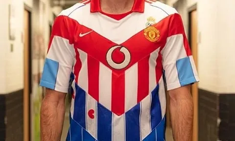 Van Nistelrooy khoe áo '7 đội' siêu chất