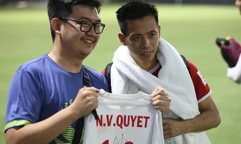 CĐV Indonesia vượt 400km xin chữ ký Văn Quyết