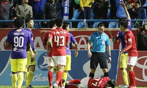 Văn Quyết nói gì sau tình huống đánh nguội với Xuân Tú?