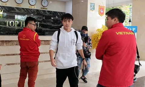 Tuyển Việt Nam hội quân: Văn Toàn siêu cute, một mình lên tuyển