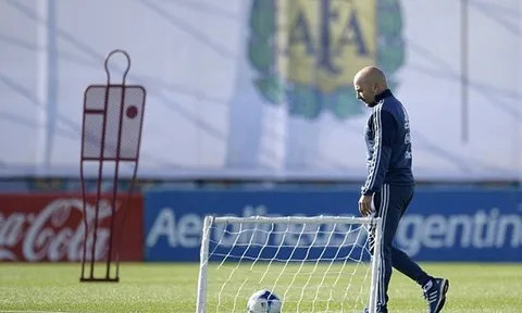 Vắng Aguero, Sampaoli đầy lo âu trong buổi tập của Argentina