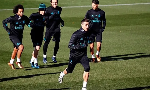Vắng Bale, Ronaldo lầm lũi một mình trên sân tập Real