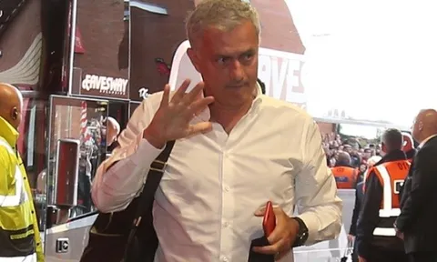 Vắng Pogba, Mourinho xuất hiện đầy căng thẳng ở Old Trafford