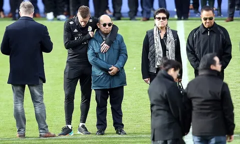 Vardy và nhiều cầu thủ Leicester City rơi lệ trong lễ tang chủ tịch Vichai