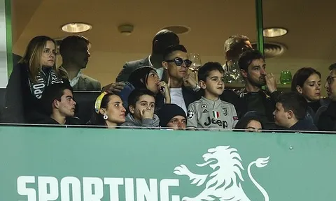 Về quê nhà, nỗi buồn vẫn chưa buông tha Ronaldo