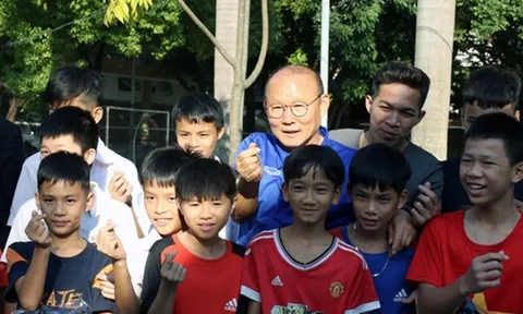 HLV Park Hang-seo "bắn tim" với trẻ em làng SOS